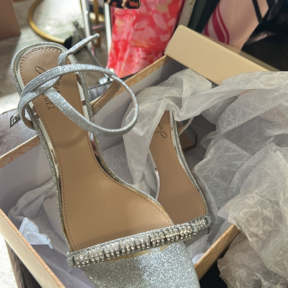NWB size 7 Jewel Badgley Mischka